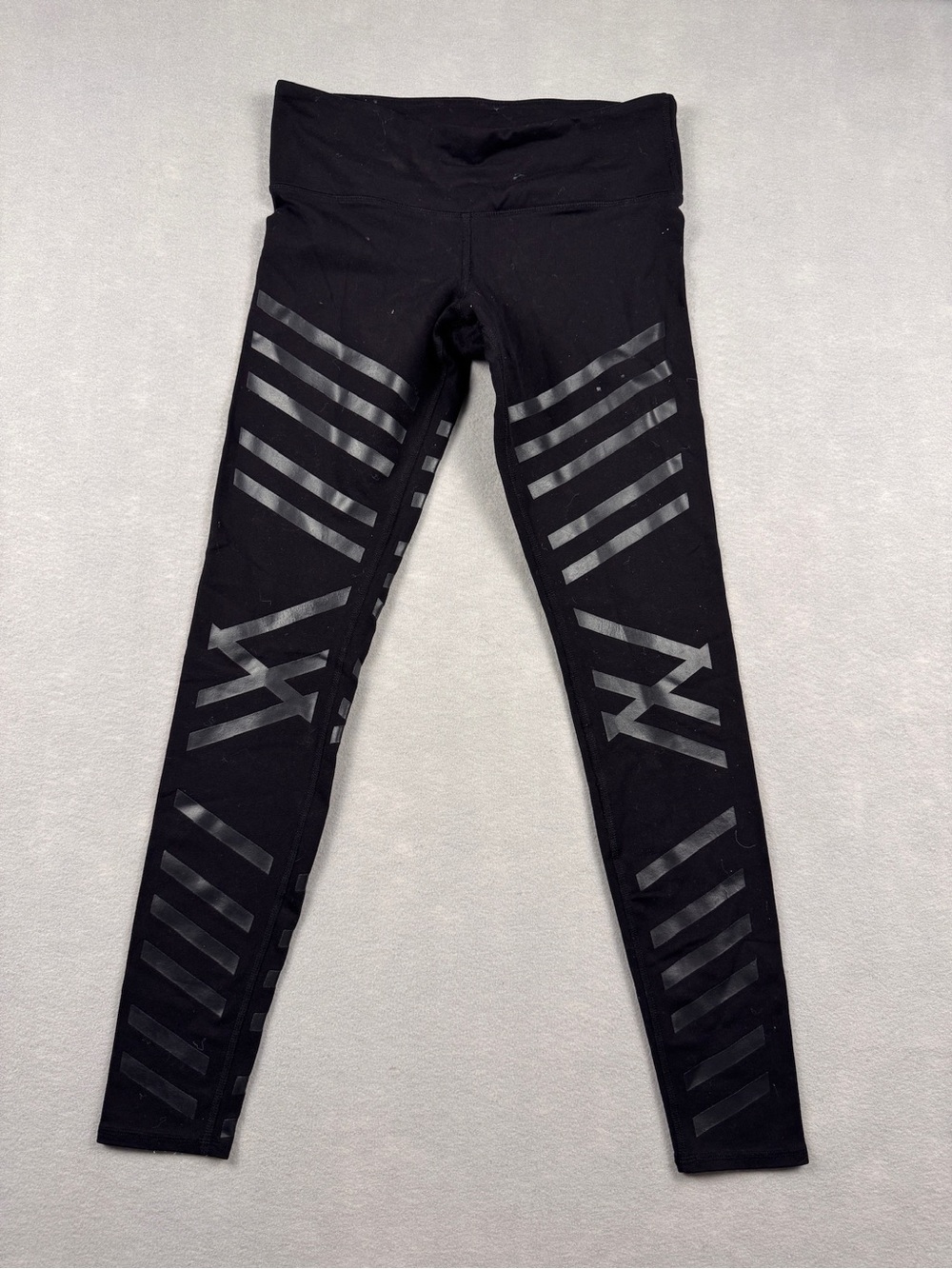 ALO YOGA Airbrush Black Diagonal Stripe Leggings Size Medium Athleisure Chic